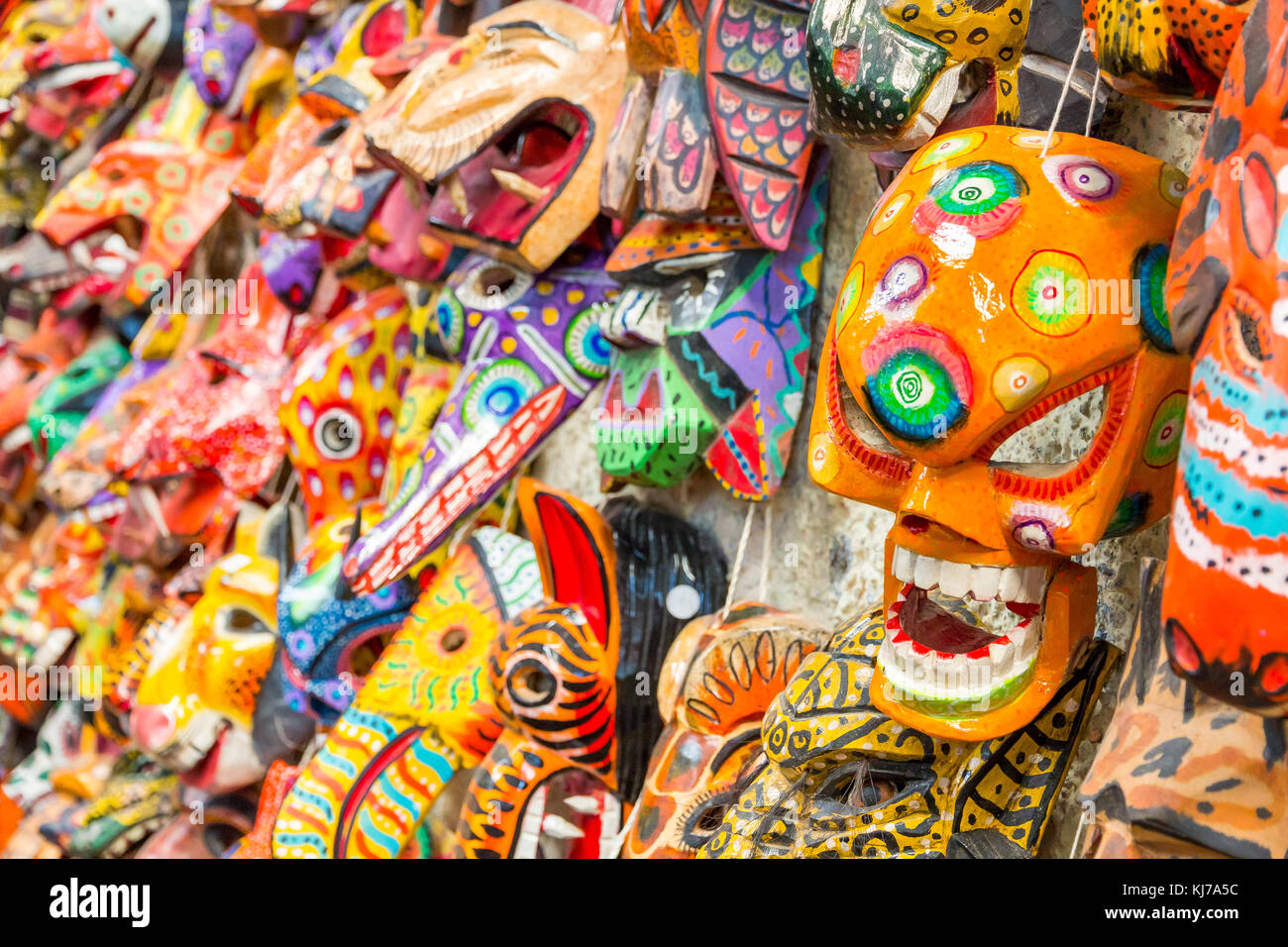 Máscaras típicas en una tienda de souvenirs | Antigua | Guatemala Foto de stock