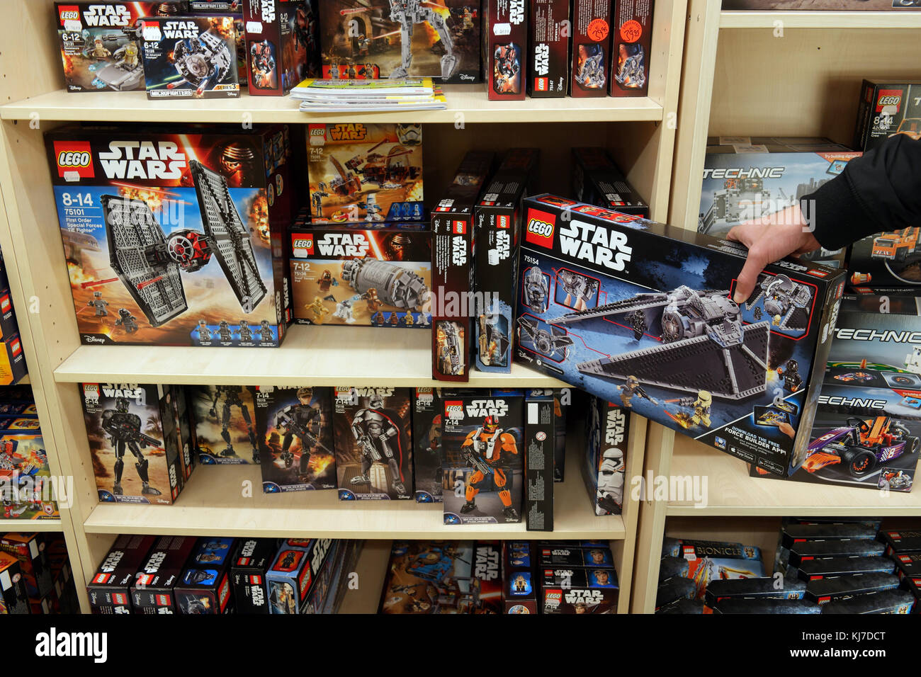La mano de un niño seleccionar caja de LEGO Star Wars en una tienda de  juguetes Fotografía de stock - Alamy