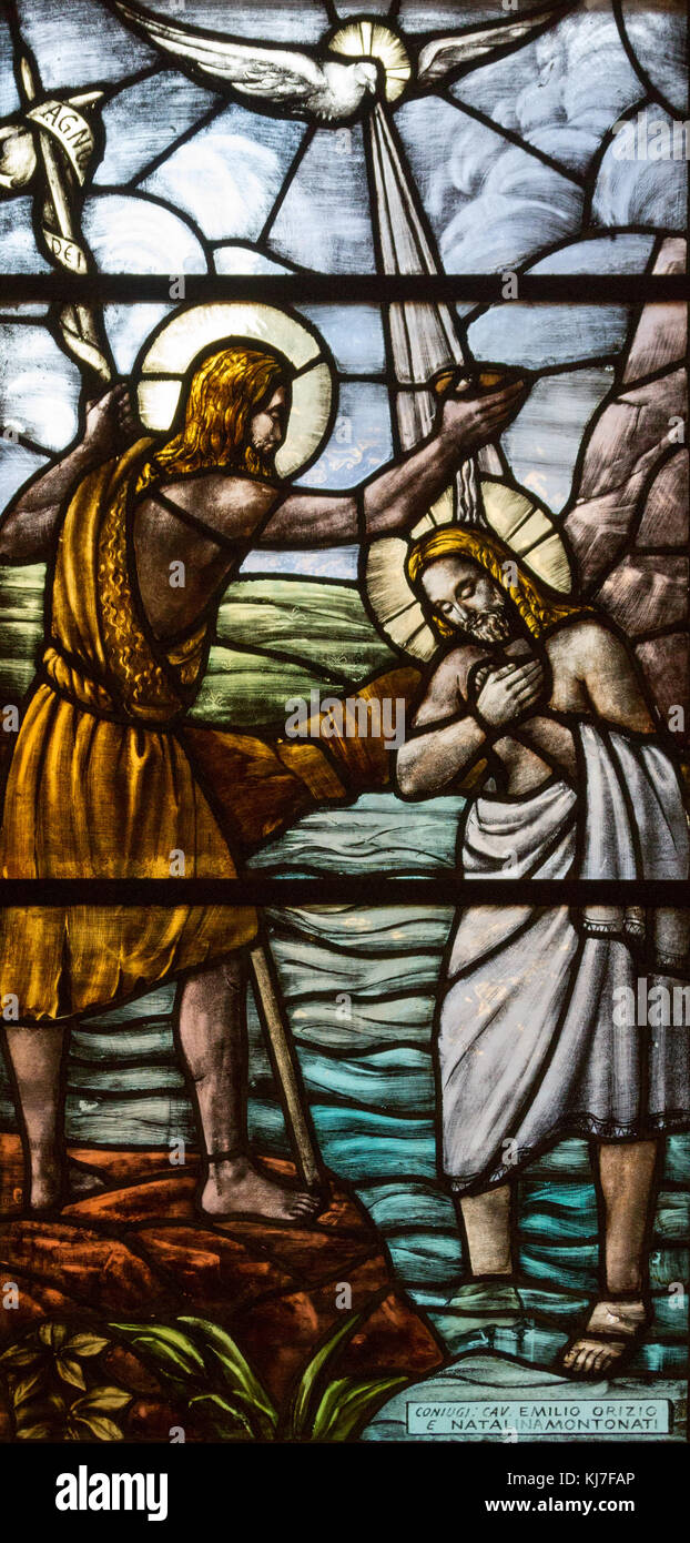 Vitrales representando el bautismo de Jesús por Juan el Bautista. Iglesia de San Vittore Martire (Iglesia de Saint Victor Maurus o el Páramo de la mar Foto de stock
