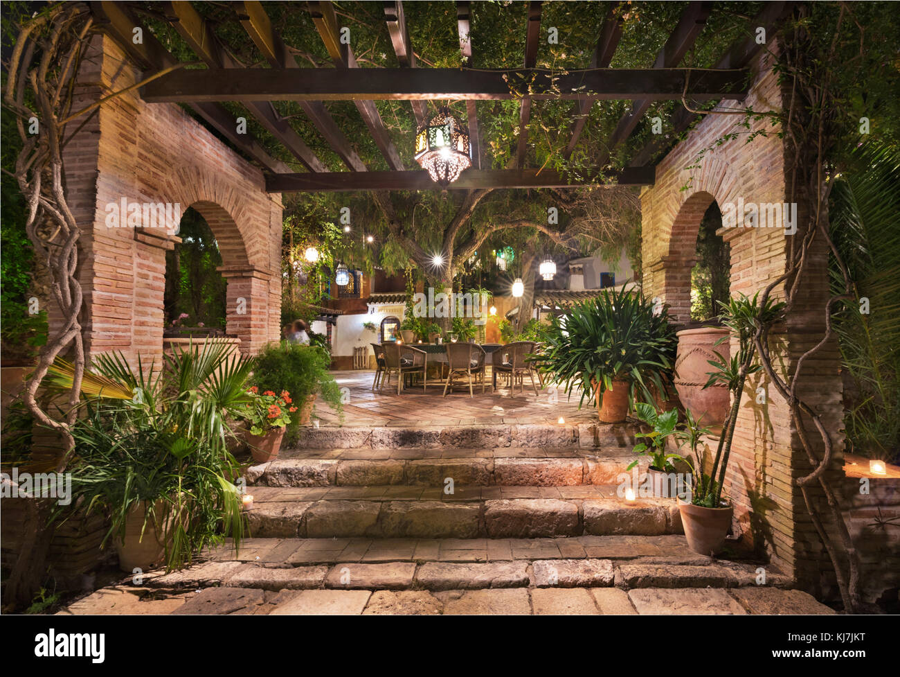 El paisaje de un jardín árabe en la noche iluminada con velas y lapms