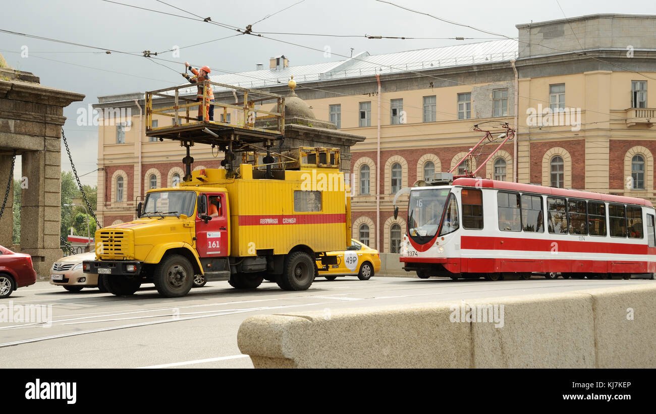 29.07.2016.Rusia.Saint Petersburg.La tripulación reparación corrige los daños a lo largo de la línea de movimiento de tranvías. Foto de stock