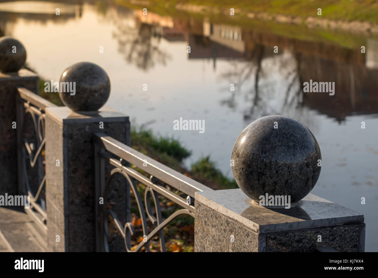 En verano, el agua, la naturaleza, el sol, la primavera, río, reflejo en el agua, granito, otoño, amarillo ocaso, redondo, piedra, mármol, tonos suaves, reflexión, canal Foto de stock