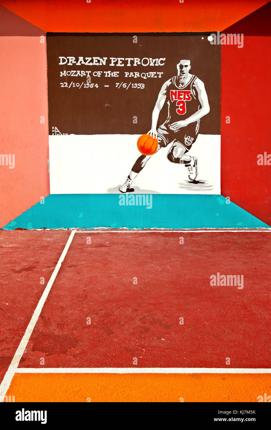 Graffiti de la gran tarde jugador de baloncesto croata Drazen Petrovic en una cancha de baloncesto abierto en ierapetra town, en la isla de Creta, Grecia. Foto de stock