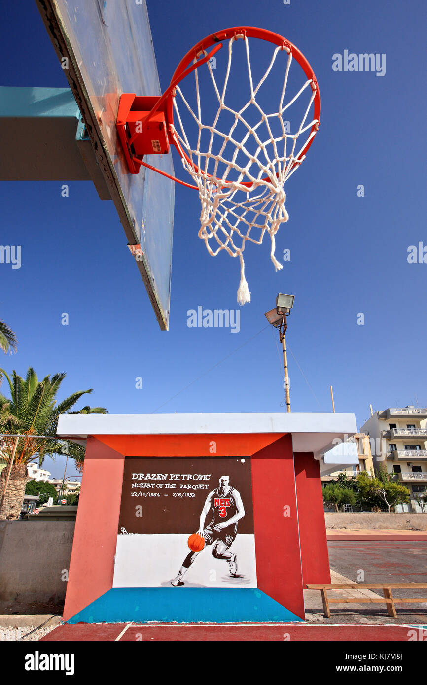 Graffiti de la gran tarde jugador de baloncesto croata Drazen Petrovic en una cancha de baloncesto abierto en ierapetra town, en la isla de Creta, Grecia. Foto de stock
