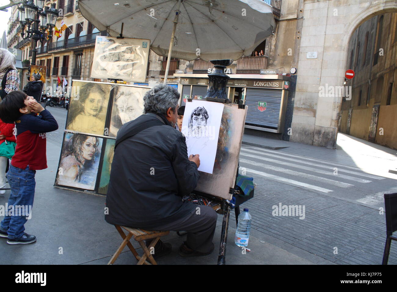 Un artista gráfico haciendo un retrato en la calle. Foto de stock
