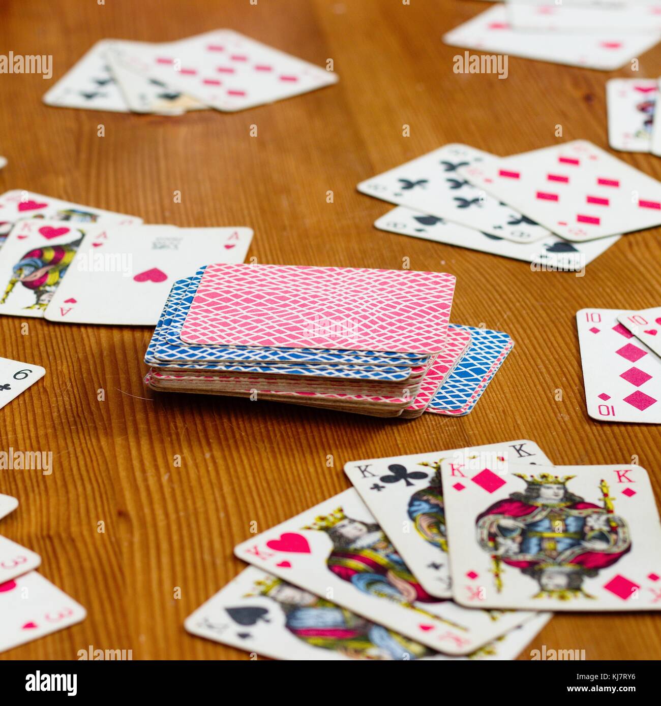 Praga, ca. Julio 2017 - jugar un juego de tarjeta basado en el rummy sin  desechar el montón (Maquiavelo,carrusel Fotografía de stock - Alamy
