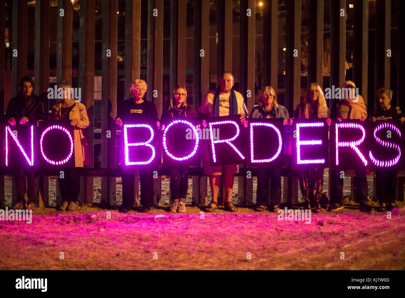 Nogales, Arizona - un mitin en la valla fronteriza México-EE.UU. pidió más abiertos a la inmigración. El evento fue organizado por la escuela de las Américas wat Foto de stock