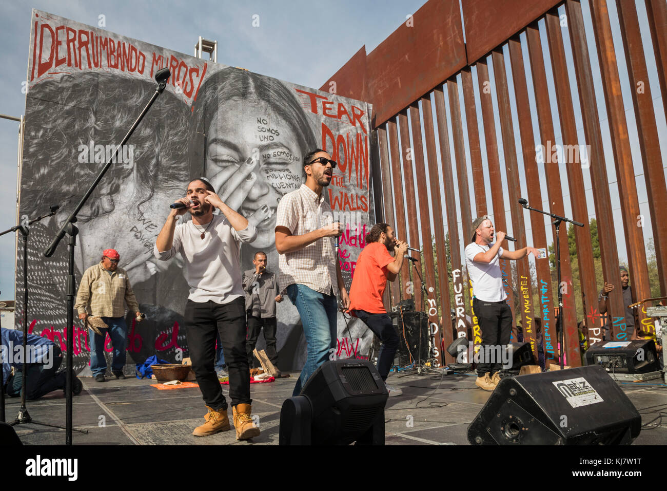 Nogales, Sonora, México - la paz poetas realice durante un mitin en ambos lados de la valla fronteriza México-EE.UU. pidiendo más abierto e inmigración. Foto de stock