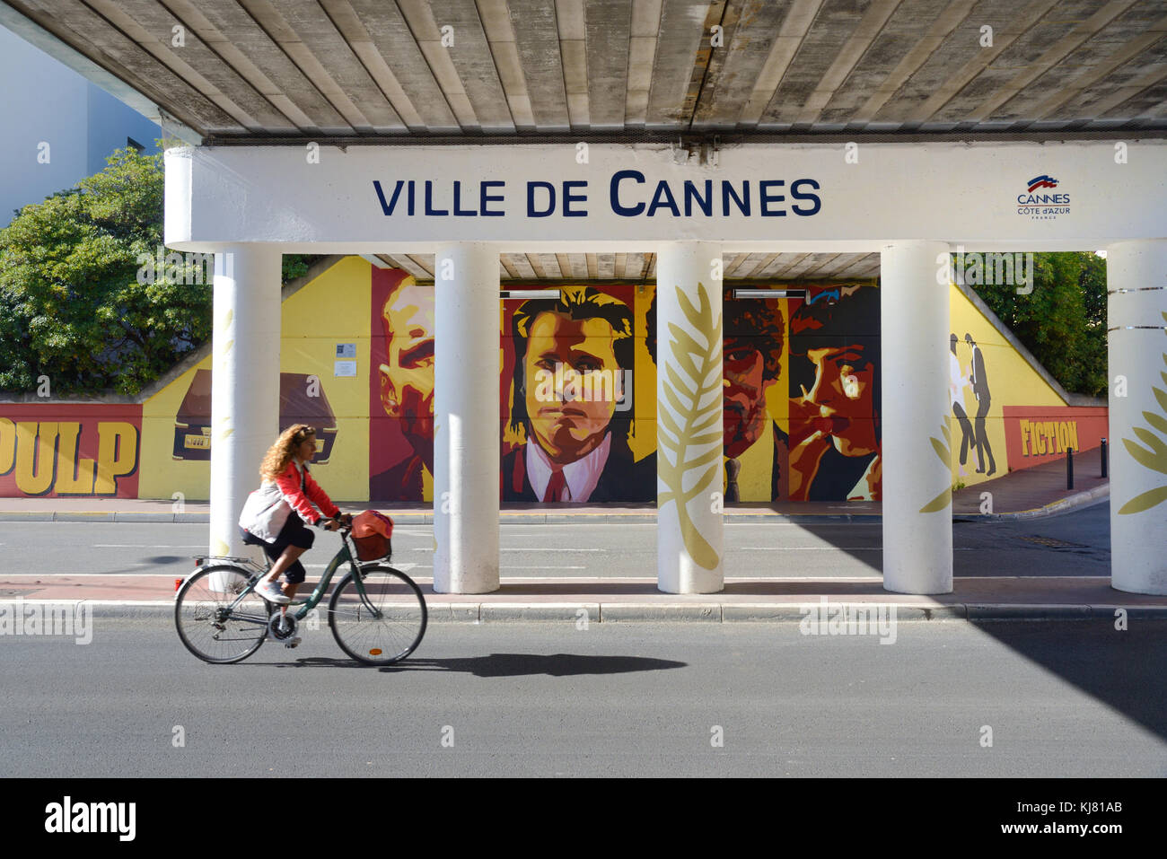 Paso subterráneo de Cannes Pulp Fiction con pinturas de pared o mural celebra el Festival de Cine de Cannes y la industria cinematográfica, en el extremo sur de La Croisette Foto de stock