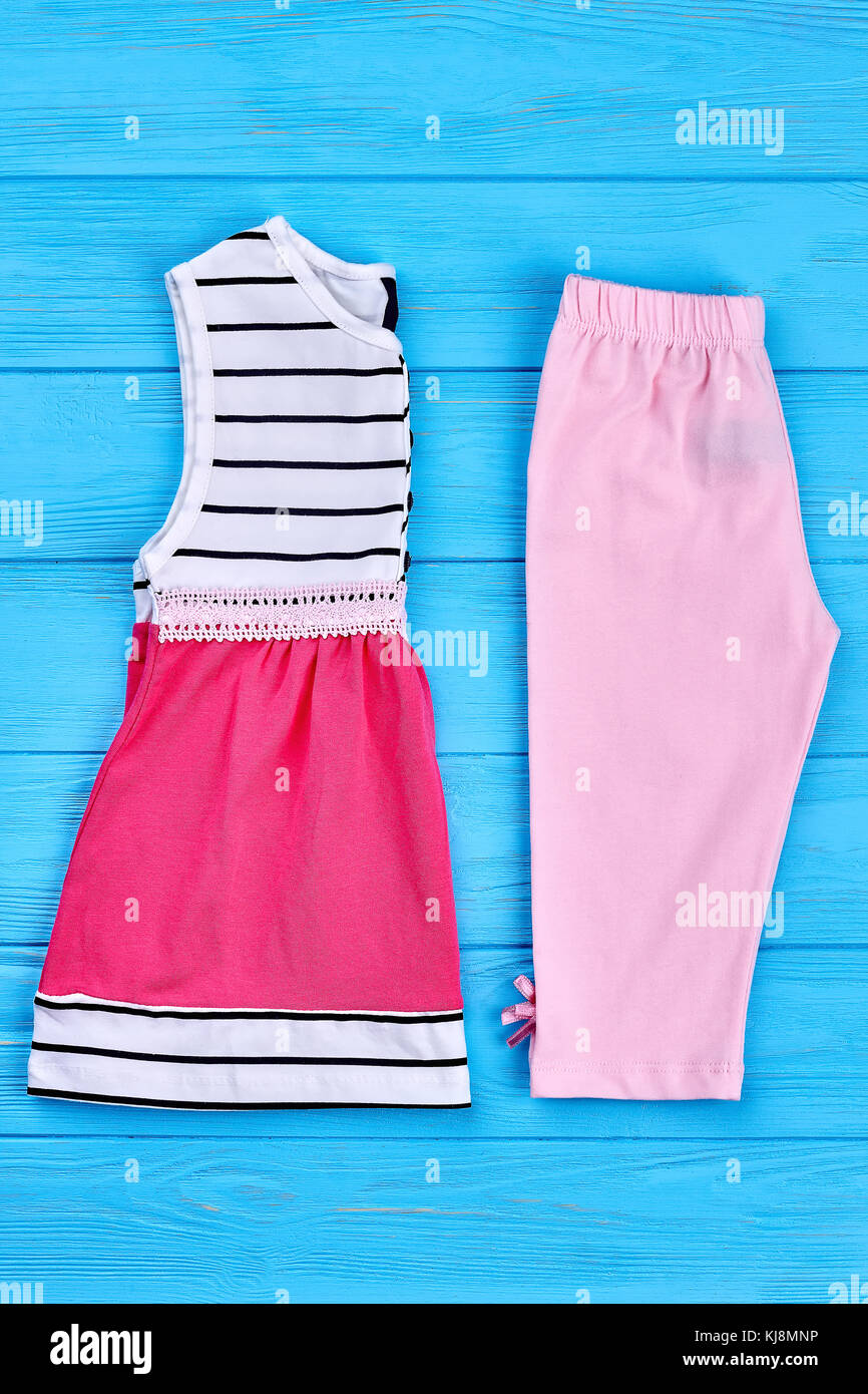 Nueva colección de hermosas prendas de vestir para niños. Vista superior de  color rosa y pantalones vestidos para niñas ropa para niños orgánicos en  venta Fotografía de stock - Alamy