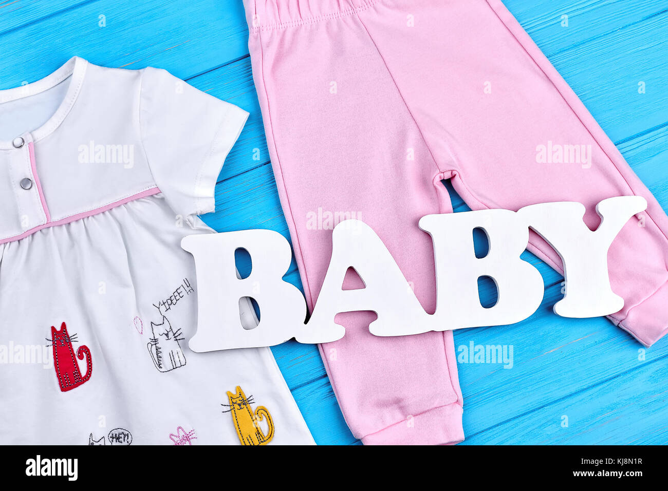 Conjunto de ropa para bebé lindo natural-girl. Word bebé en dulce diseño  traje de algodón para bebé niña, vista desde arriba Fotografía de stock -  Alamy
