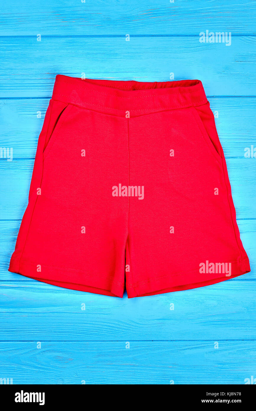 Pantalones cortos de de bolsillo rojo para niños. Venta caliente pantalones cortos de verano ropa de marca para niños y niñas Fotografía de stock - Alamy