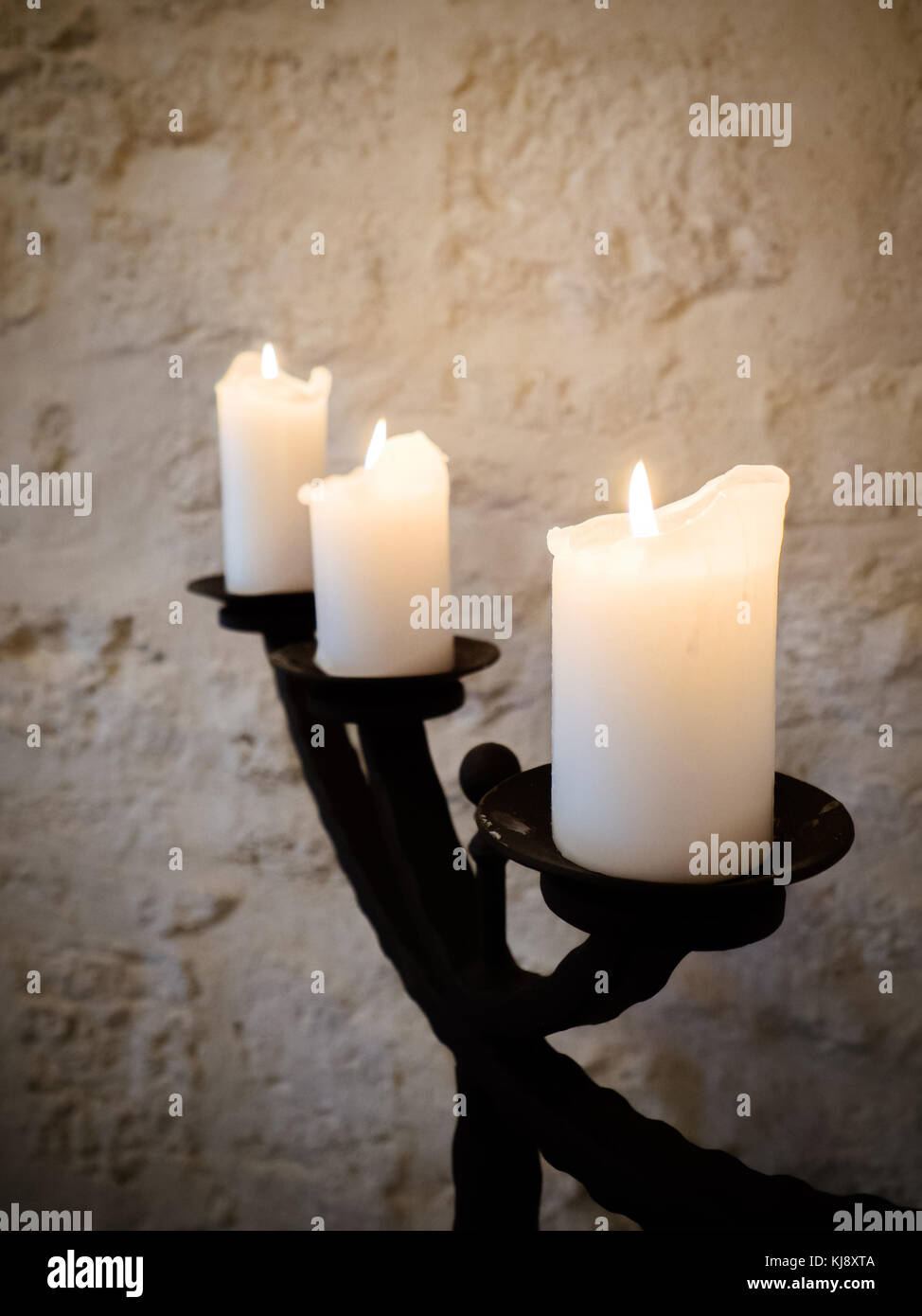 Hermoso jarrón y velas en candelabros de plata rústico elegante boda en  casa Fotografía de stock - Alamy
