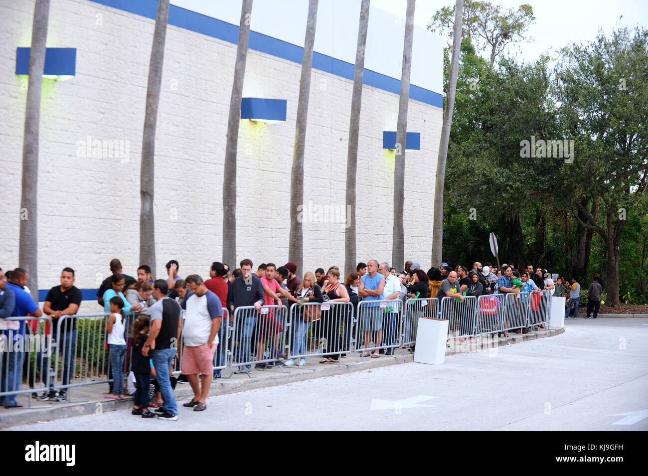 Orlando, Estados Unidos. 23 Nov, 2017. Los compradores esperan en fila para  entrar a una tienda Best buy en Orlando, Florida, antes de abrir las  puertas a las 5:00 p.m. el día