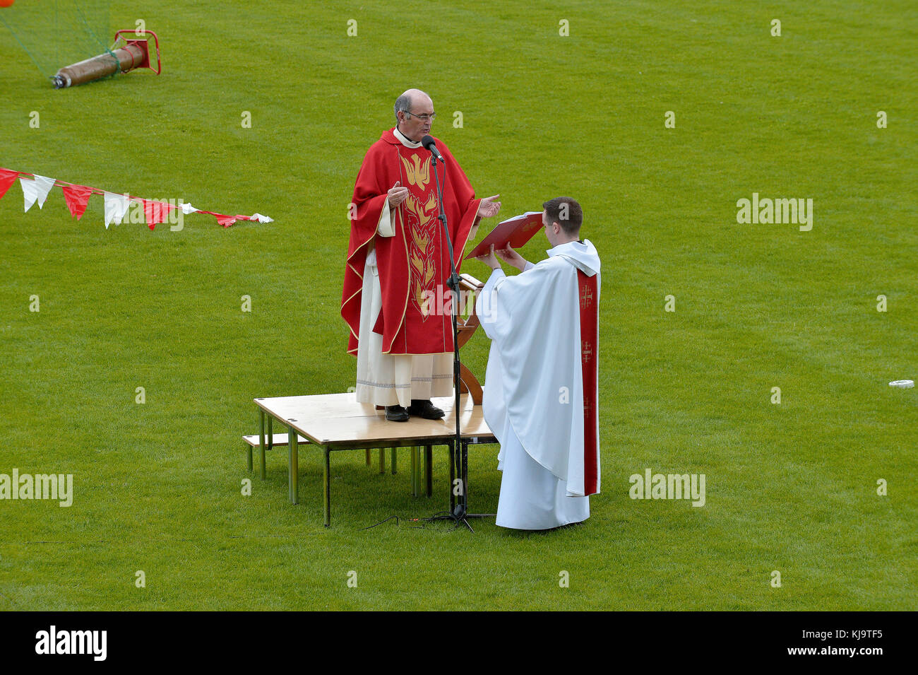 Misa católica al aire libre celebradas en el Celtic Park, de Derry, Irlanda del Norte. ©george sweeney / alamy Foto de stock