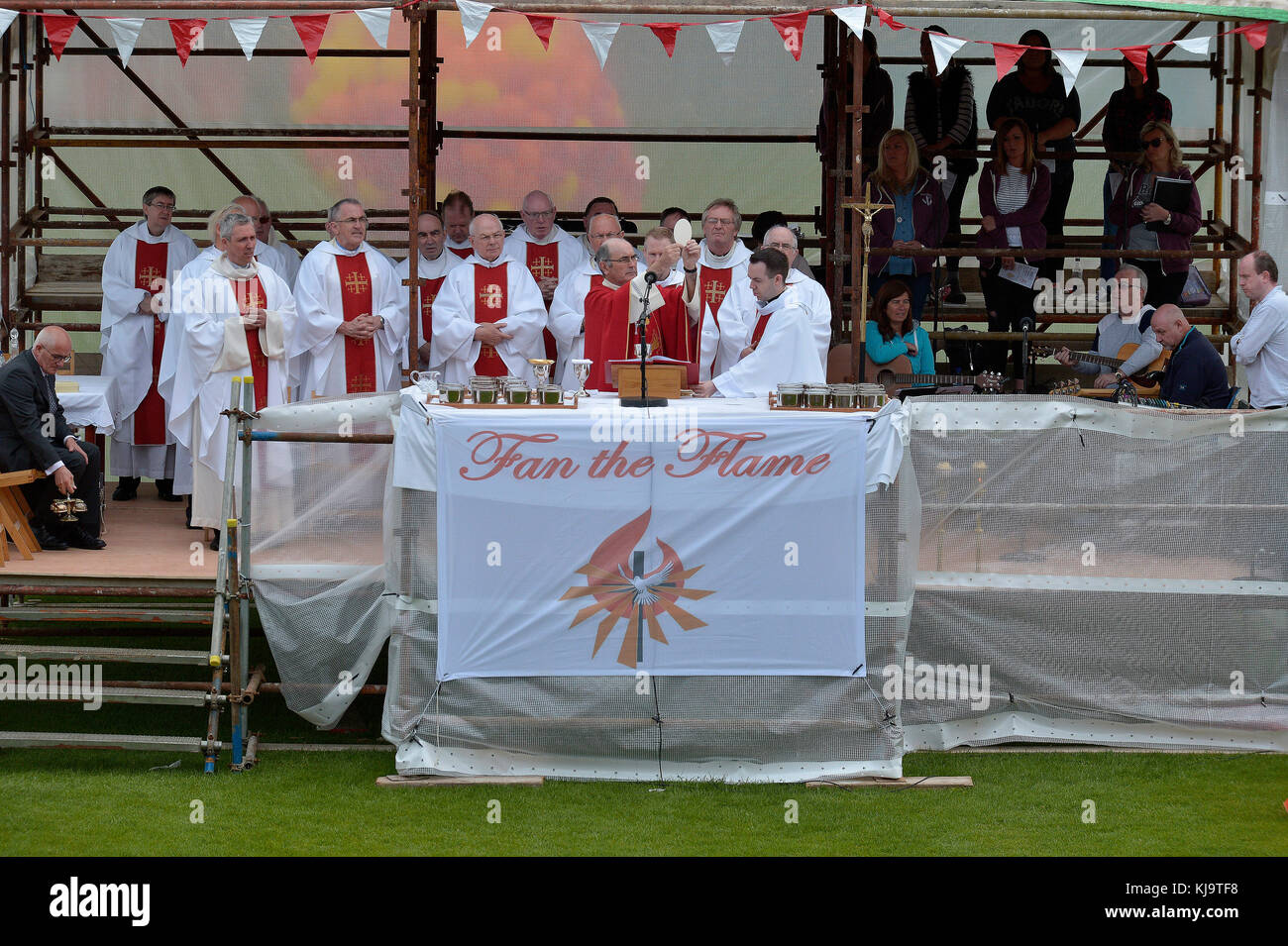 Misa católica al aire libre celebradas en el Celtic Park, de Derry, Irlanda del Norte. ©george sweeney / alamy Foto de stock