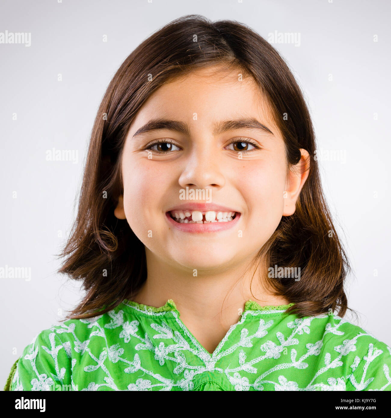 Retrato de una niña haciendo una expresión feliz Foto de stock