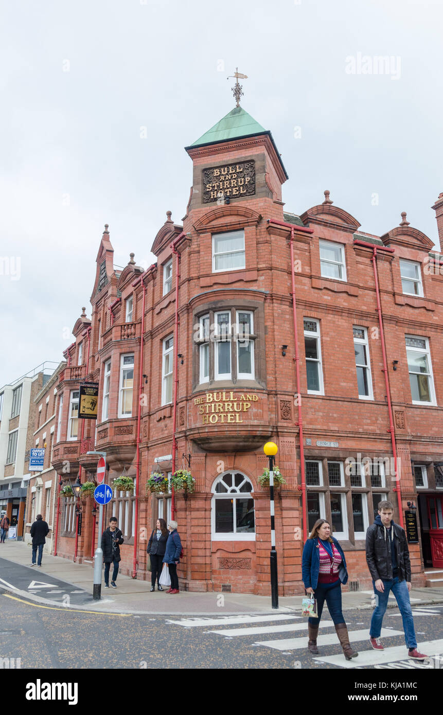 El Toro y el estribo Hotel, un pub Wetherspoons en Upper Northgate Street, Chester, Reino Unido Foto de stock