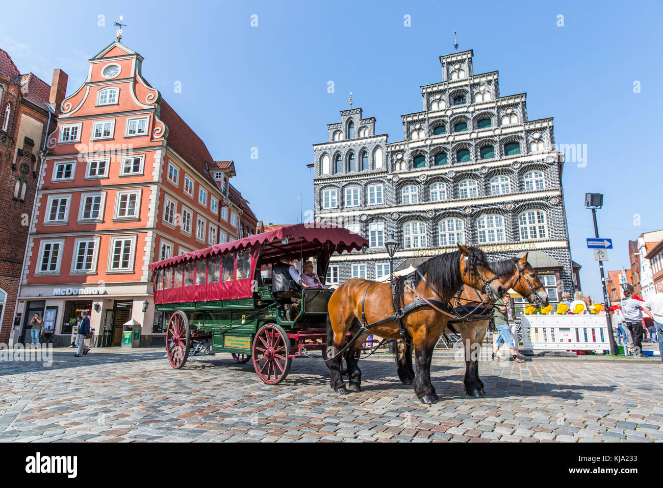 Luneburg, Alemania - 28 de mayo de 2016: coche tirado por caballos en la histórica plaza en luneburg Foto de stock