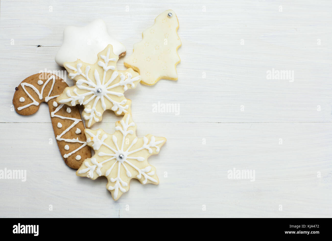 Navidad galletas tradicionales de madera blanca - izquierda diseño de fondo Foto de stock