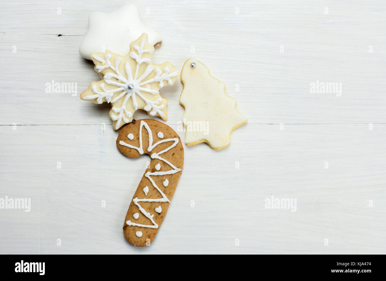 Navidad galletas tradicionales de madera blanca de fondo - diseño centrado. Foto de stock