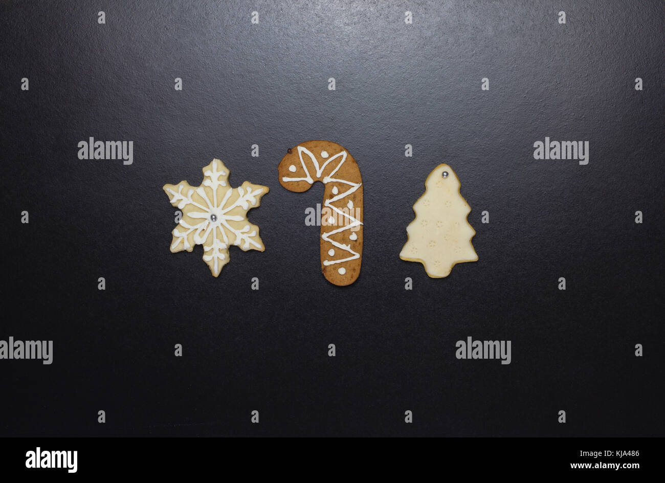 Las cookies tradicionales navideños material negro de fondo. Foto de stock