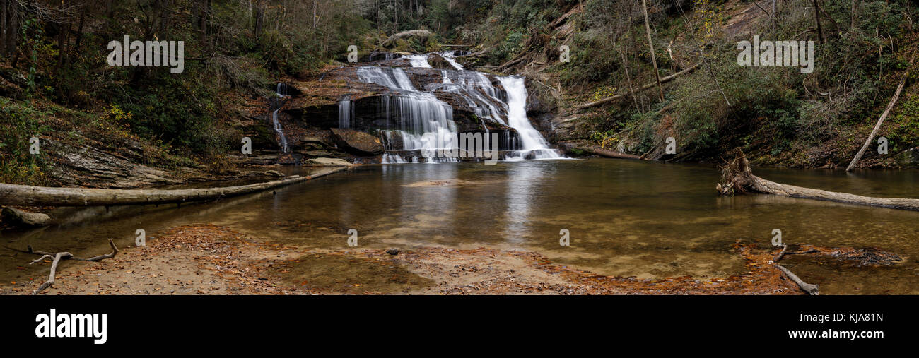 Panther Creek Falls es uno de los más grandes así como más hermosas cascadas en el norte de Georgia. Son aproximadamente 50 pies de alto, pero son probablemente 80-100 pies de ancho. La ruta oriental a Panther Creek Falls empieza en 441 histórico en el Panther creek picnic están en Clarkesville, Georgia. La caminata es de más de 3 millas de las cataratas, y aunque generalmente fácil tiene algunas áreas que requieren cierta agilidad como usted hace su manera a lo largo de acantilado elevado por encima del arroyo. El sendero sigue generalmente gran pantera Creek, y cruza a través de un puente en aproximadamente la mitad de la caminata Foto de stock