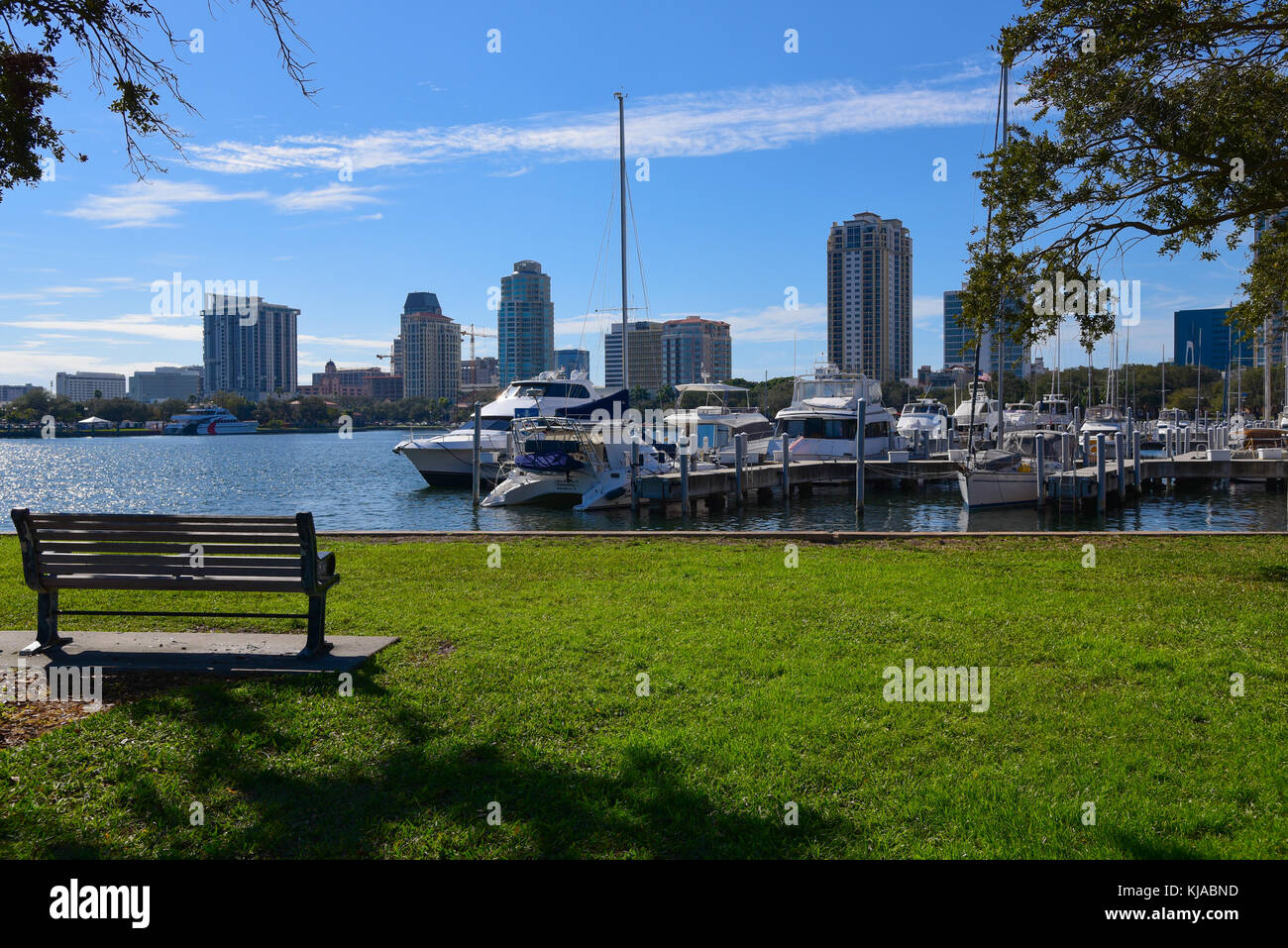 Ciudad scape vista de embarcaciones en el puerto de San Petersburgo, la bahía de Tampa, Florida, EE.UU., el día soleado Foto de stock