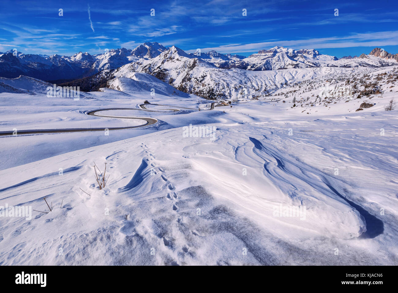 Paisaje de nieve de Passo Giau, Dolomitas, Italia Foto de stock