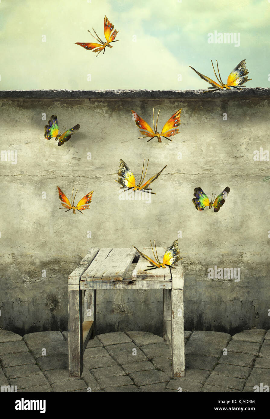 Muchas coloridas mariposas volando hacia el cielo con un peeling de pared y un banco, foto ilustrativa y artístico Foto de stock