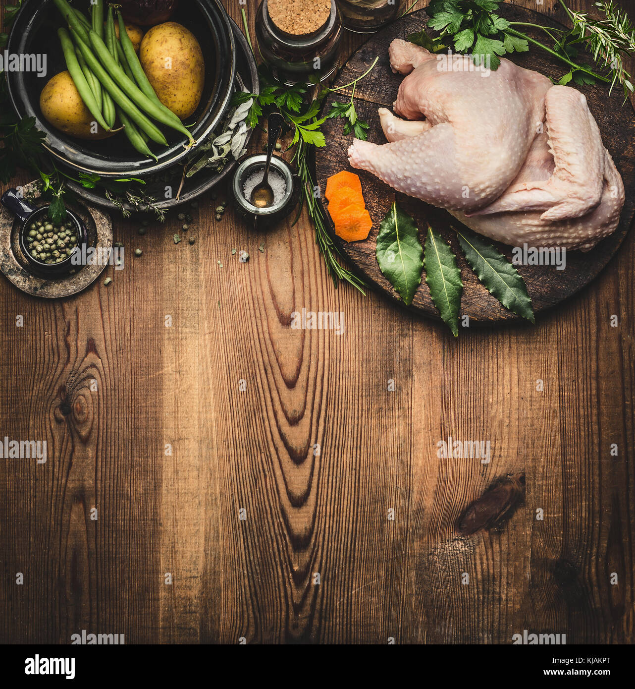 Platos De Pollo Recetas De Cocina Con Todo El Fondo De Pollo Y Diferentes Ingredientes Saludables Verduras Picadas Hierbas Y Especias En Tabla Rustica Fotografia De Stock Alamy
