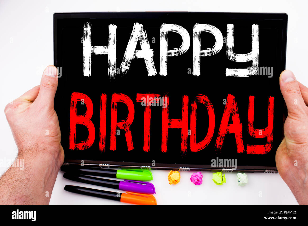 Feliz cumpleaños texto escrito en tablet, ordenador en la oficina con el  marcador, pluma, papelería. Concepto de negocios para la celebración de  aniversario backgro blanco Fotografía de stock - Alamy