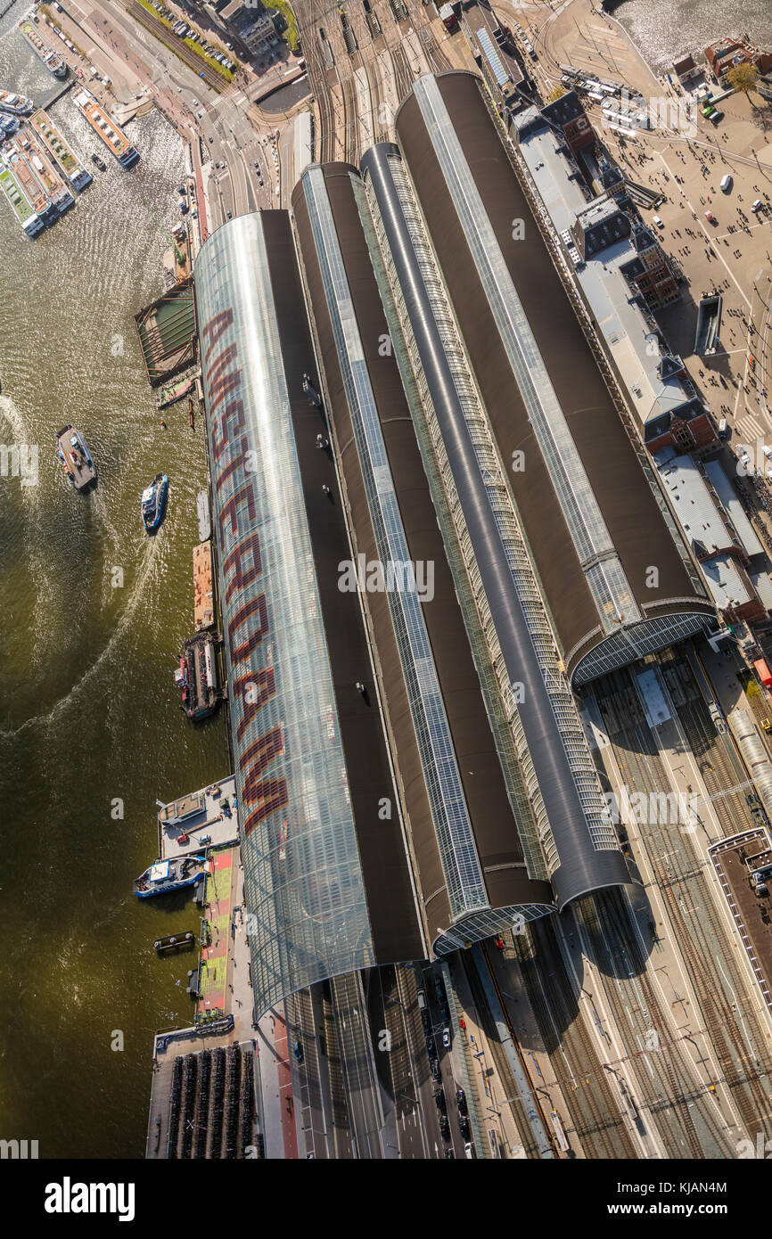 Vista aérea de y a la estación central de trenes de Amsterdam, Países