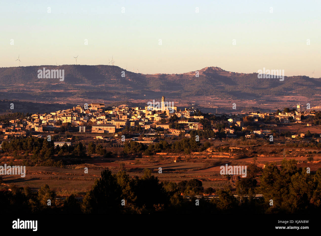 El pueblo de Barberà de la Conca en la comarca de la Conca de Barberà, Tarragona, Cataluña, España. El suelo de este pueblo está roto por una grieta. Foto de stock