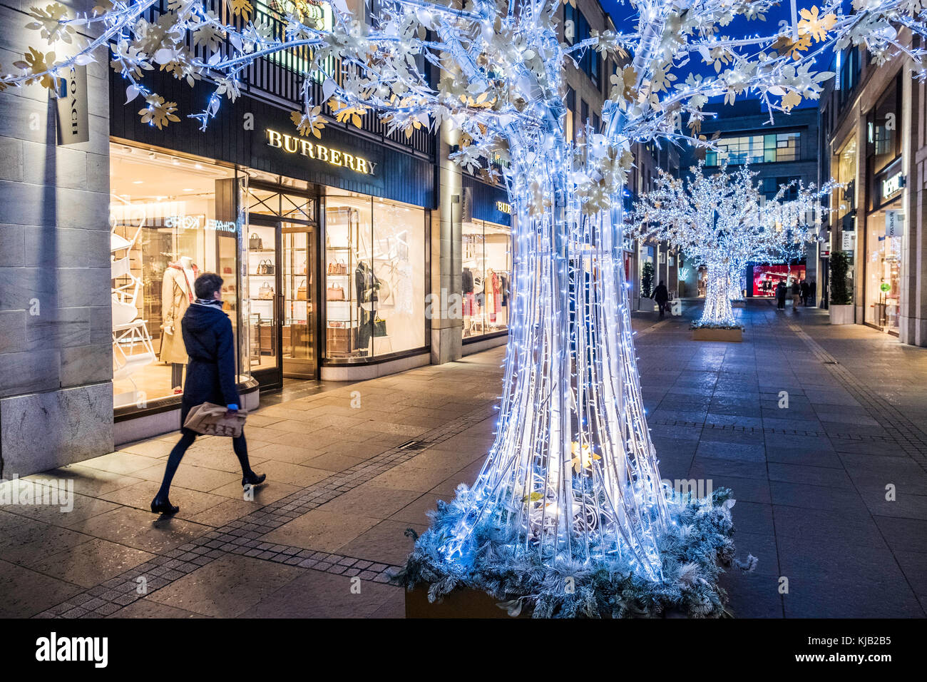Vista de noche de Multrees Walk calle de tiendas de lujo con las luces de Navidad en St Andrews Square en Edimburgo, Escocia, Reino Unido. Foto de stock