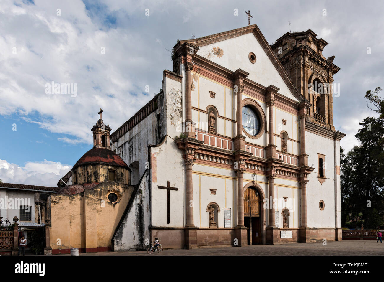 Basílica De Nuestra Señora De La Salud En El Jardín De La Basílica En Patzcuaro Michoacán