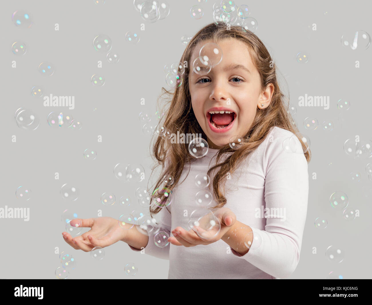 Niños jugando con burbujas fotografías e imágenes de alta