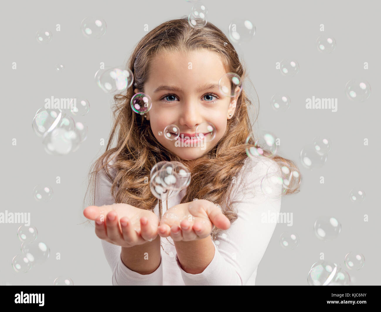 Niña atrapando burbujas fotografías e imágenes de alta resolución - Alamy
