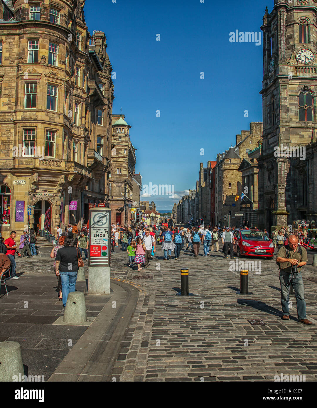 La gente en la calle principal de Royal Mile de Edimburgo, Escocia Foto de stock