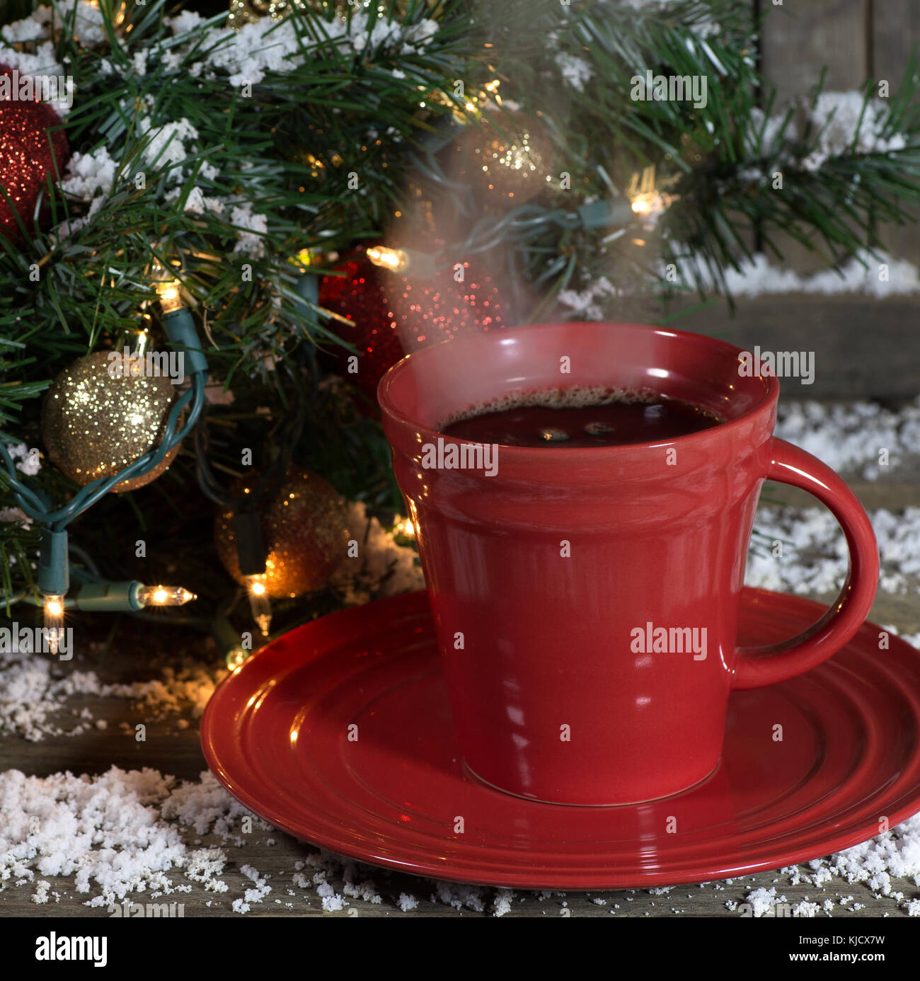 Humeante taza de café con decoración de navidad en segundo plano Fotografía  de stock - Alamy