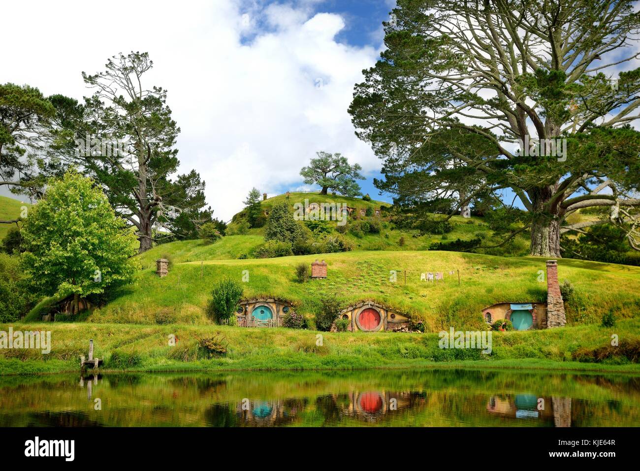 Hobbiton - Paisaje de Nueva Zelanda, el lugar donde viven en sus agujeros hobbits Foto de stock
