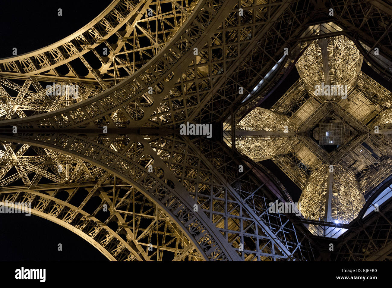 Torre Eiffel vista desde abajo Foto de stock