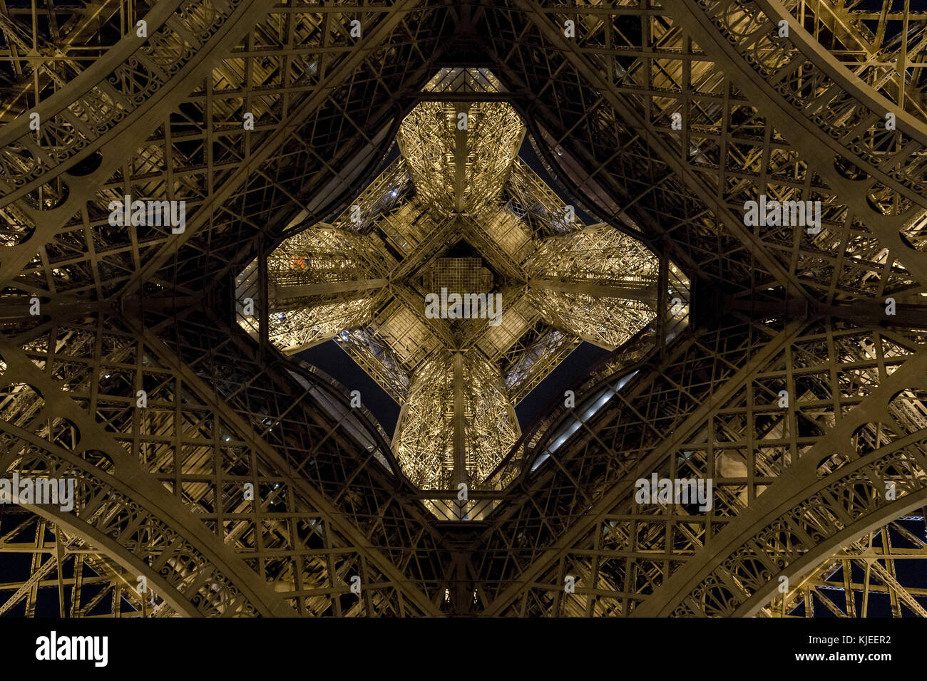 Torre Eiffel vista desde abajo Foto de stock