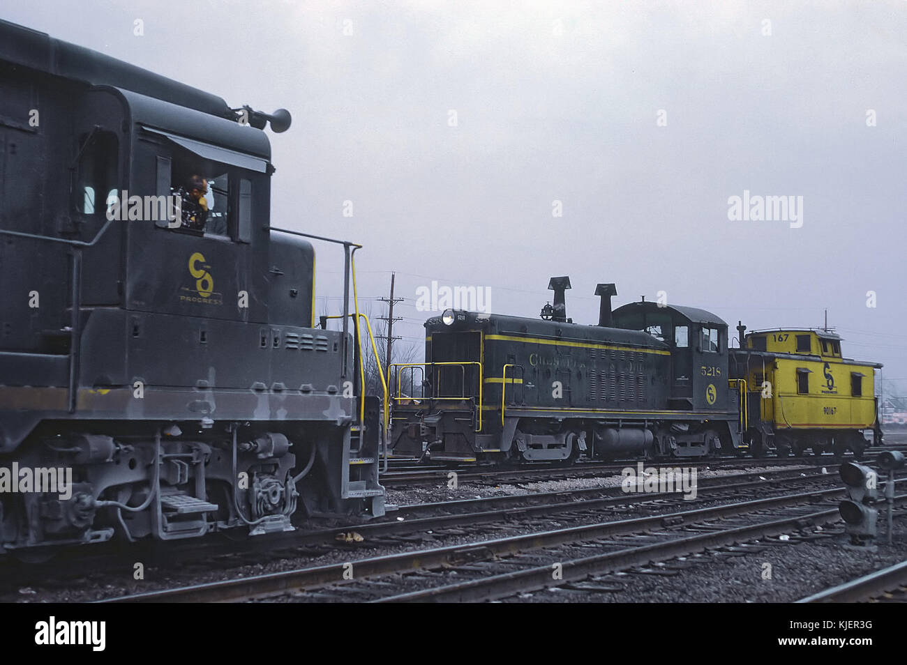Chesapeake y Ohio Railway 5218 (SW7) en el East End de C&O Rockwell astillero en BRC en el Southwest Highway crossing, Chicago, enero de 1965 (22480002075) Foto de stock