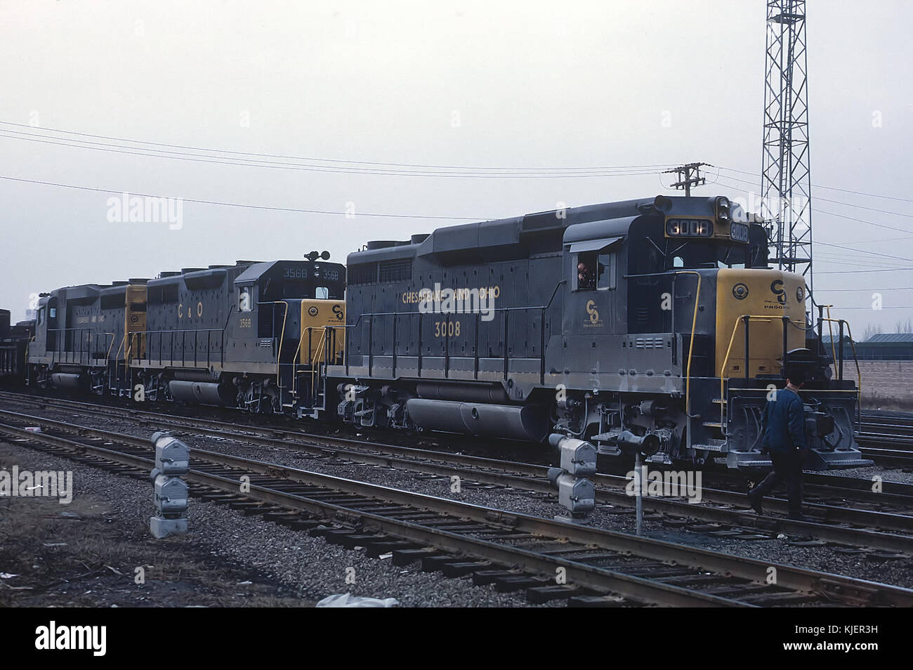 Chesapeake y Ohio Railway 3008 (GP30) en el East End de C&O Rockwell astillero en BRC en el Southwest Highway crossing, Chicago, enero de 1965 (22293189209) Foto de stock
