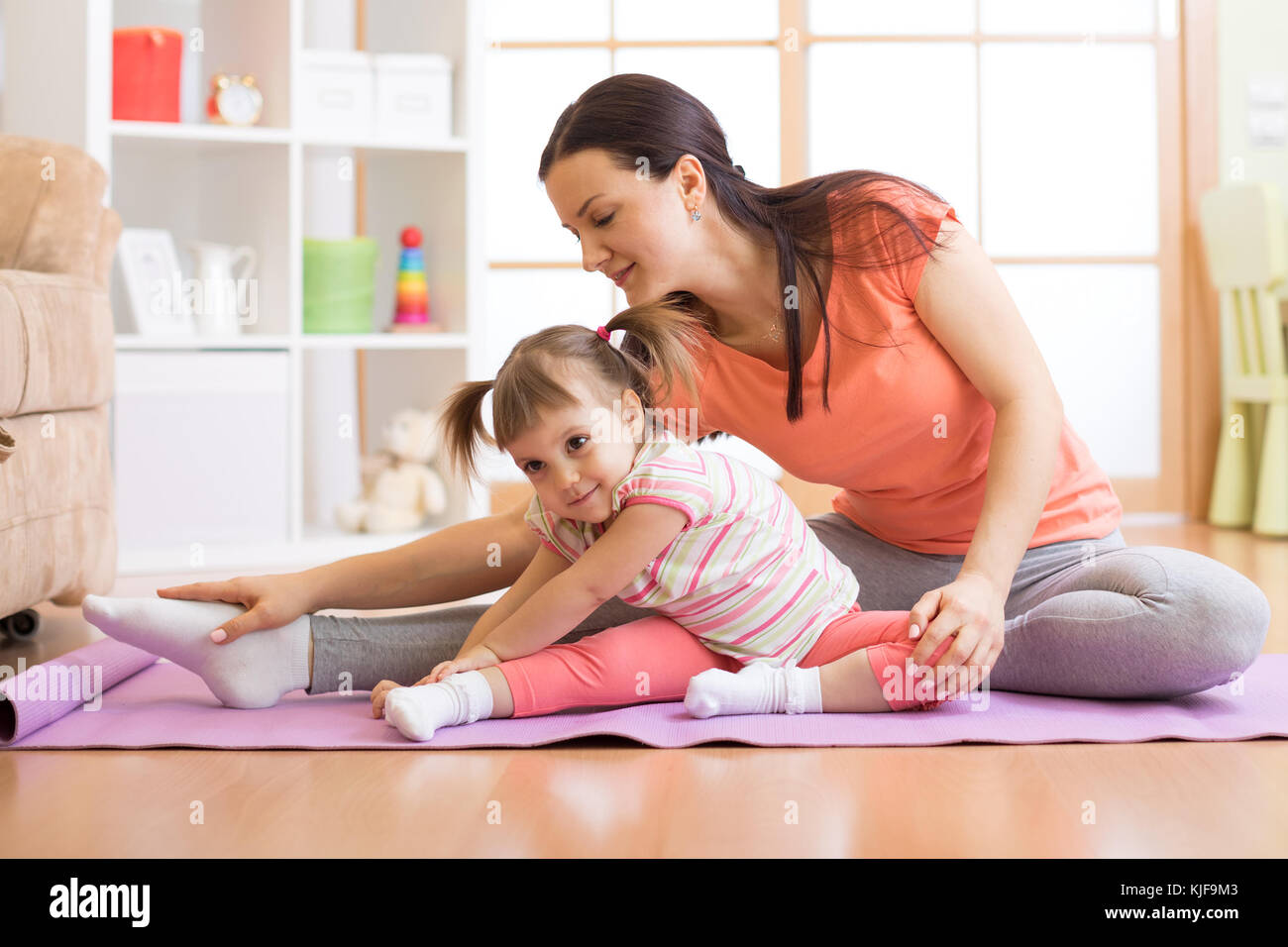 Profesora de yoga para niños niño de formación Foto de stock