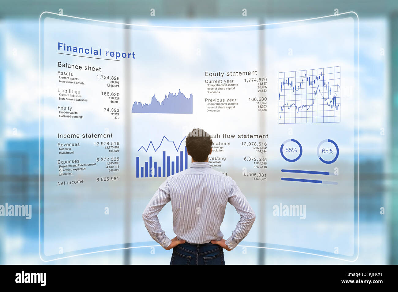 Empresario analizando datos de informe financiero de las operaciones de la compañía (balance, estado de ingresos) en la pantalla del ordenador virtual con gráfico de negocios Foto de stock