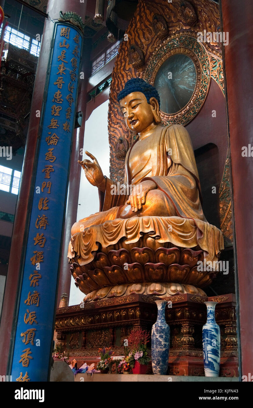 La gente adorando un Buddah estatua dorada en el templo del Buda de Jade en Lingyin,Hangzhou，China Foto de stock