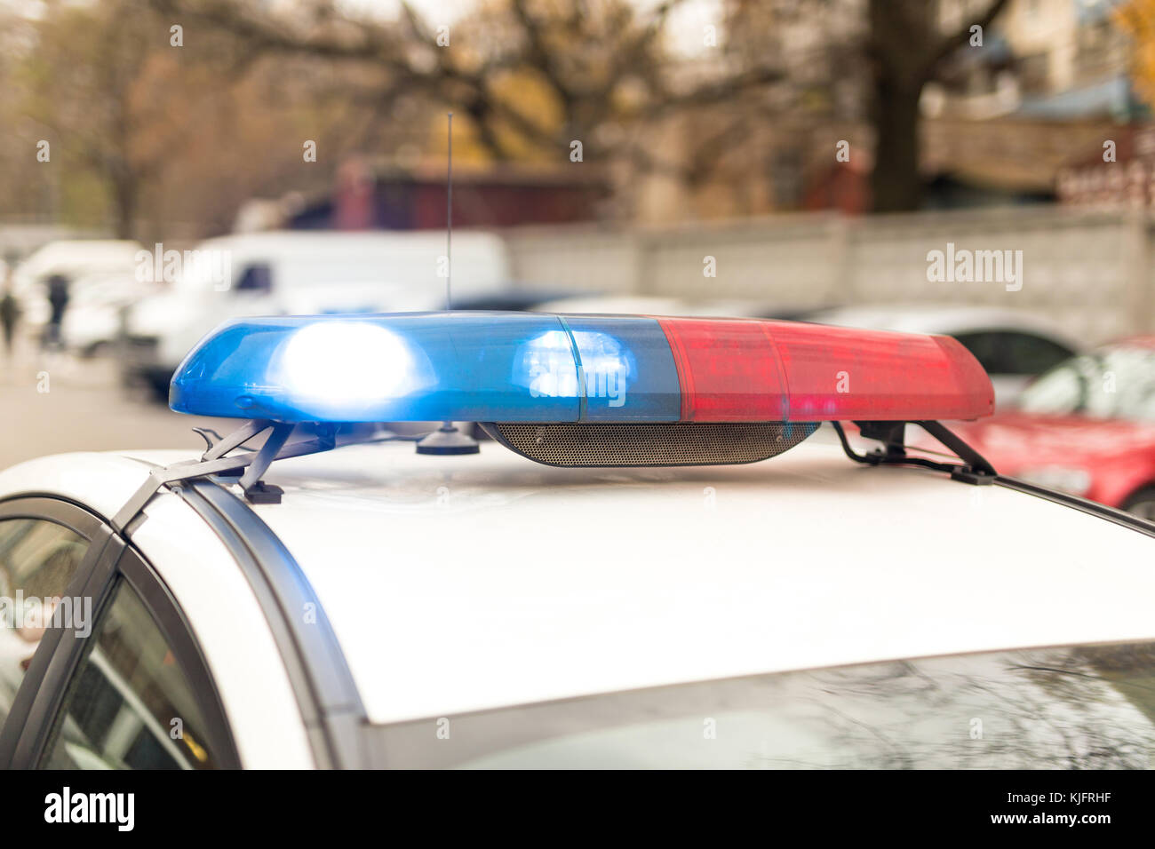 El techo de un coche patrulla poliñe con destellos azules y luces rojas,  sirenas y antenas Fotografía de stock - Alamy