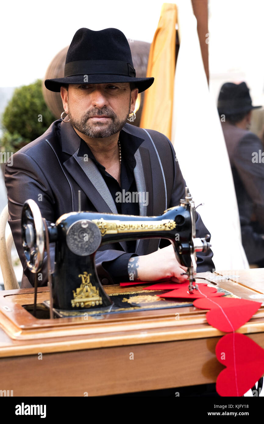 El cantante el barrio asiste a la presentación de su álbum 'las costuras  del alma' en Madrid, España, que incluye: el barrio, José Luis figuereo  franco donde: Madrid, Comunidad de Madrid, España